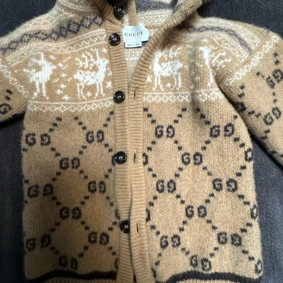 My 4yr old has out grown this holiday sweater. - Picture 1 of 5